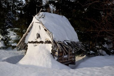 Kışın köy, karla kaplı evler