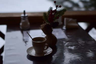 Bir kafeteryada masa.