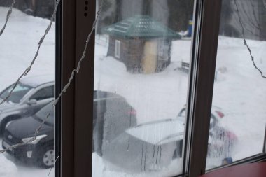 Pencereden dağ görünümü