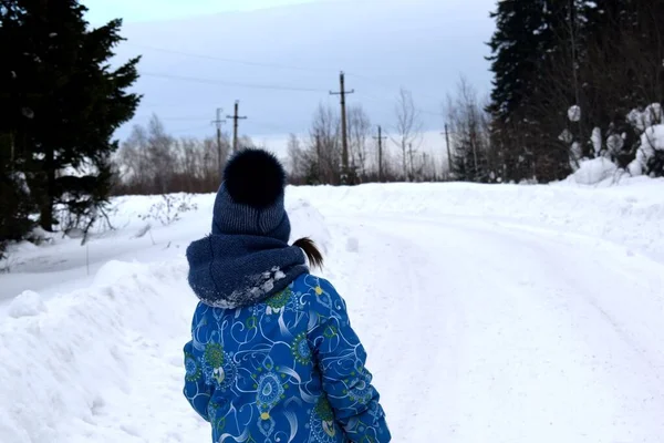 Bambino Che Gioca Nella Neve Giorno Inverno — Foto Stock