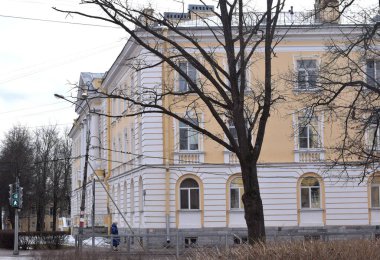 Binanın ön cephesi klasik tarzda