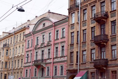 Binanın ön cephesinin detayları, şehirdeki eski binalar.