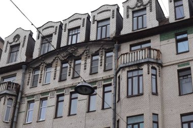 Binanın ön cephesinin detayları, şehirdeki eski binalar.