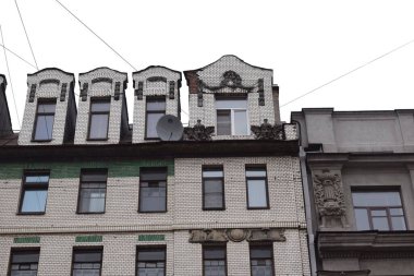 Binanın ön cephesinin detayları, şehirdeki eski binalar.