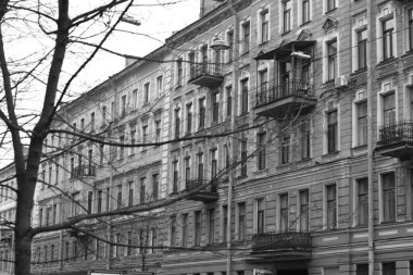 Binanın ön cephesinin detayları, şehirdeki eski binalar.