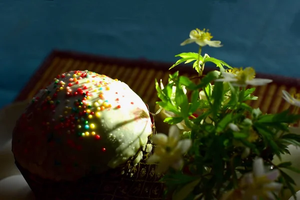 复活节假期 复活节东方和一束花 — 图库照片