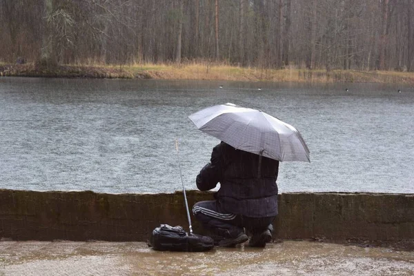 Fischer Ufer Des Teiches Unter Einem Regenschirm Regnerischer Tag — Stockfoto