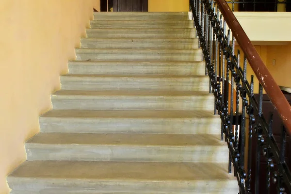 Merdivenler, yokuş yukarı, merdivenler.