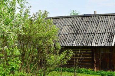 Köydeki eski ahşap ev.