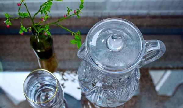 Ein Krug Und Ein Glas Wasser — Stockfoto