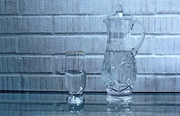 Ein Krug Und Ein Glas Wasser — Stockfoto
