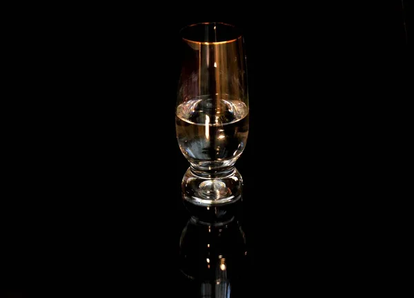 Ett Glas Vatten Mörk Bakgrund — Stockfoto