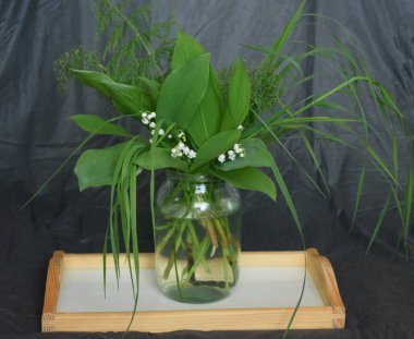 Orman buketi tepside bir kavanozda