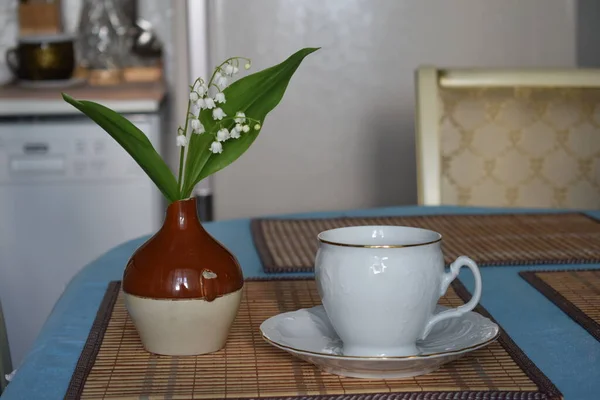 Tasse Kaffee Und Blumen — Stockfoto