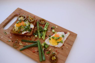 Ekmek ve otlarla çırpılmış yumurta.