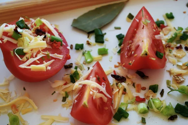 Tomates Con Queso Rallado Hierbas —  Fotos de Stock