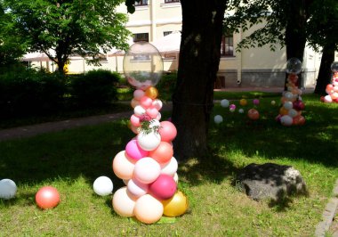 Evin yakınındaki açıklığın dekorasyonunda balonlar var.