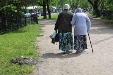 Parkta yürüyen yaşlı kadınlar