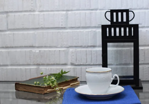 Çay Fincanı Antika Nesnelerle Dolu Bir Hayat — Stok fotoğraf