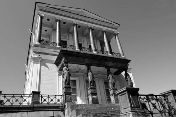 Palais Avec Colonnes Dans Parc Paysage Dans Parc Jour Été — Photo