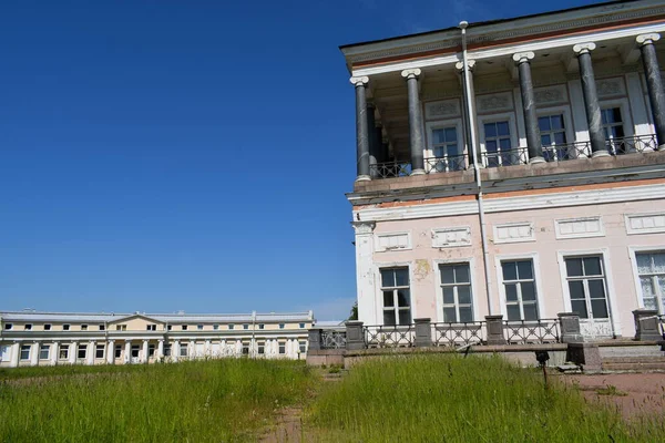 Palácio Com Colunas Parque Paisagem Parque Dia Verão — Fotografia de Stock