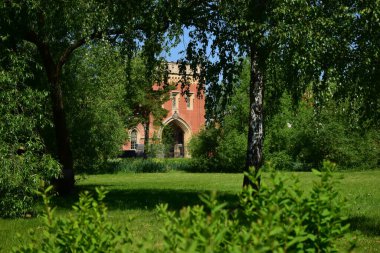 Parkta bir patika, bir yaz günü, dinlenecek bir yer.