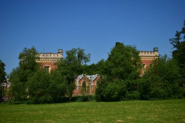 Parkta bir patika, bir yaz günü, dinlenecek bir yer.