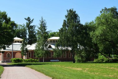 Parkta bir patika, bir yaz günü, dinlenecek bir yer.