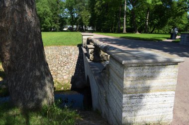 Parkta bir patika, bir yaz günü, dinlenecek bir yer.