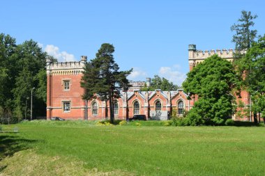 Parkta bir patika, bir yaz günü, dinlenecek bir yer.