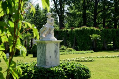 Parktaki insanlar için dinlenme yeri, parktaki manzara tasarımı, yaz günü