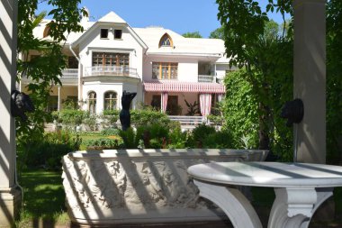 Parktaki insanlar için dinlenme yeri, parktaki manzara tasarımı, yaz günü