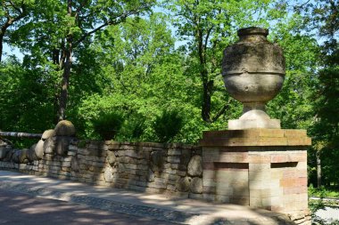 Parktaki insanlar için dinlenme yeri, parktaki manzara tasarımı, yaz günü