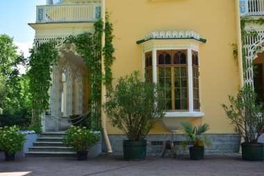 Parktaki insanlar için dinlenme yeri, parktaki manzara tasarımı, yaz günü