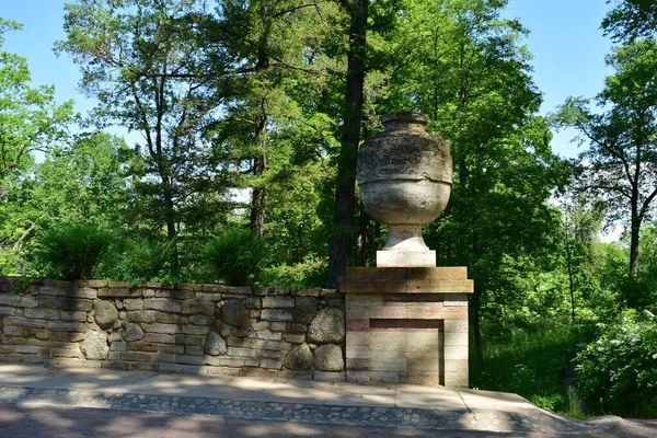 Parktaki insanlar için dinlenme yeri, parktaki manzara tasarımı, yaz günü