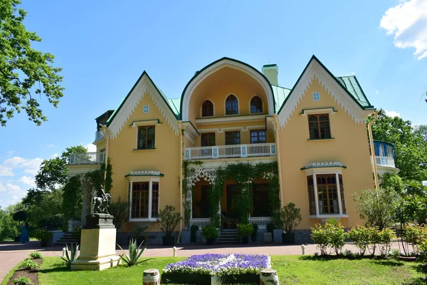 Ricca Casa Giardino Paesaggistica Nel Parco Giornata Estiva — Foto Stock