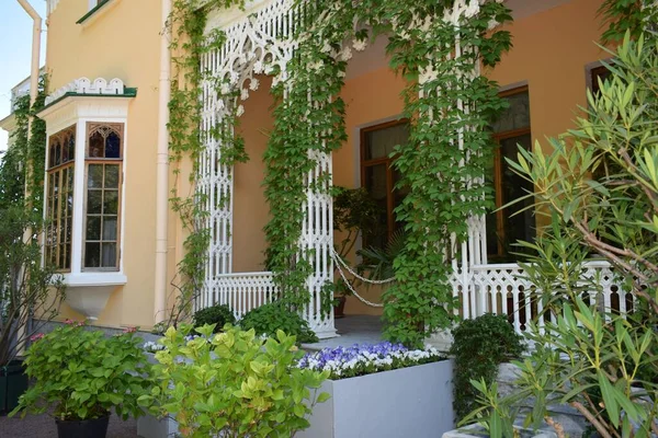 Parktaki insanlar için dinlenme yeri, parktaki manzara tasarımı, yaz günü