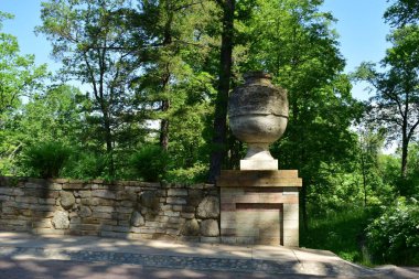 Parktaki manzara, bir yaz günü, insanların dinlenebileceği bir yer.