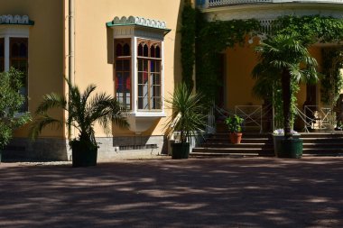 Parktaki manzara, bir yaz günü, insanların dinlenebileceği bir yer.