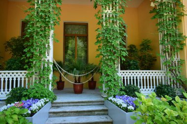 Parktaki manzara, bir yaz günü, insanların dinlenebileceği bir yer.