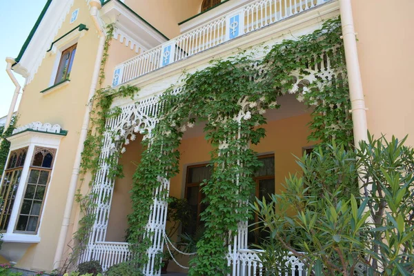 Fachada Del Edificio Parque Día Verano Lugar Para Relajarse — Foto de Stock