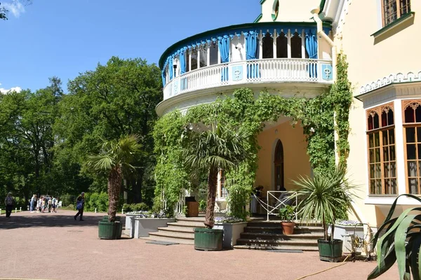 Fachada Edifício Parque Dia Verão Lugar Para Pessoas Relaxarem — Fotografia de Stock