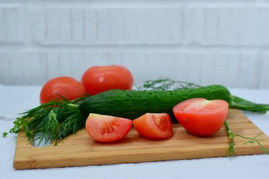 Doğranmış tahtada taze sebzeler
