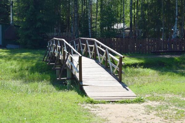 公園内の小川に架かる木製の橋 — ストック写真