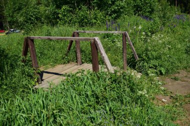 Dere üzerindeki eski ahşap köprü
