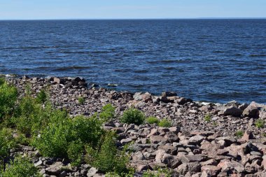 Denize, denize ve taşlara giden yol