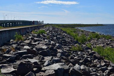 Denize, denize ve taşlara giden yol