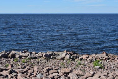 Denize, denize ve taşlara giden yol