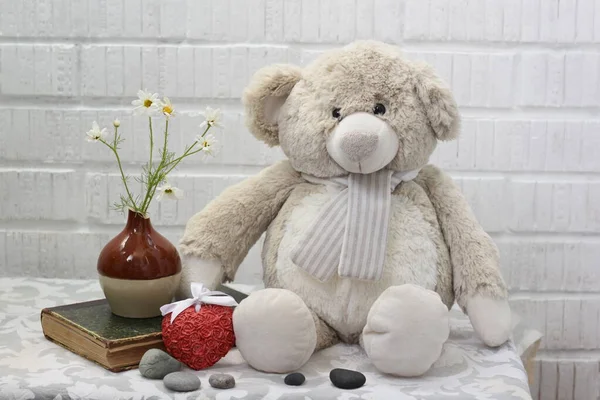 Oso Peluche Con Flores —  Fotos de Stock