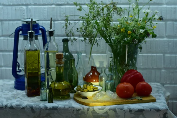 Stillleben Olivenöl Flaschen Laterne Und Ein Blumenstrauß Auf Dem Tisch — Stockfoto